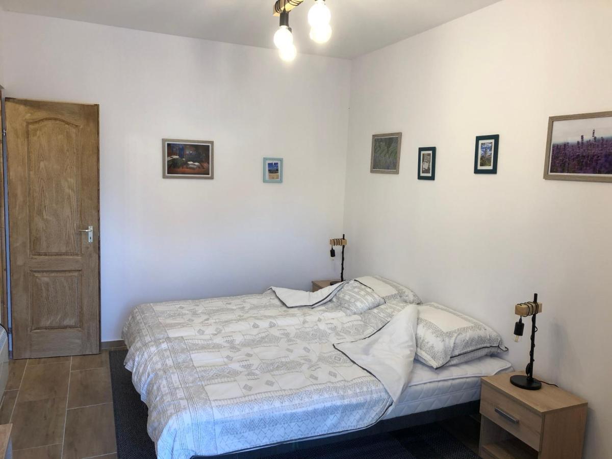 Il-Lak Apartment Pannonhalma Eksteriør bilde